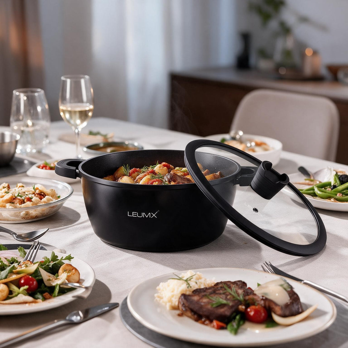 LEUMX Black Marble braadpan op de eettafel met gerechten