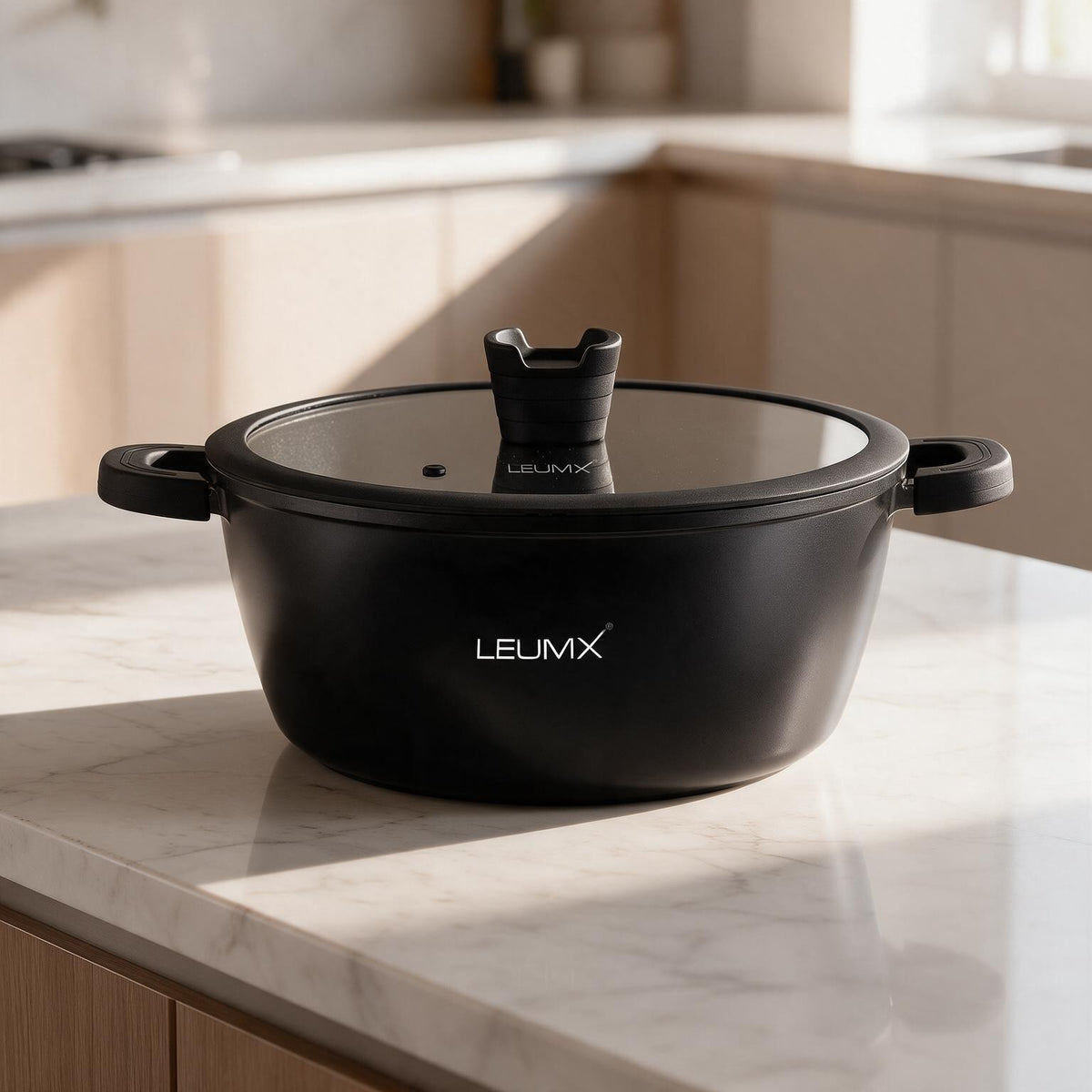 LEUMX Black Marble braadpan op het aanrecht in de keuken