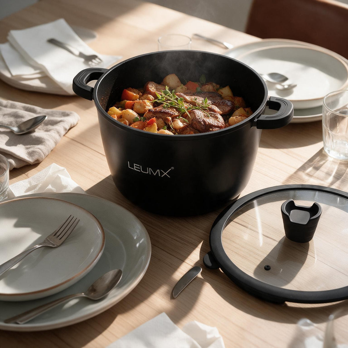 LEUMX Black Marble hoge kookpan met stoofgerecht op tafel