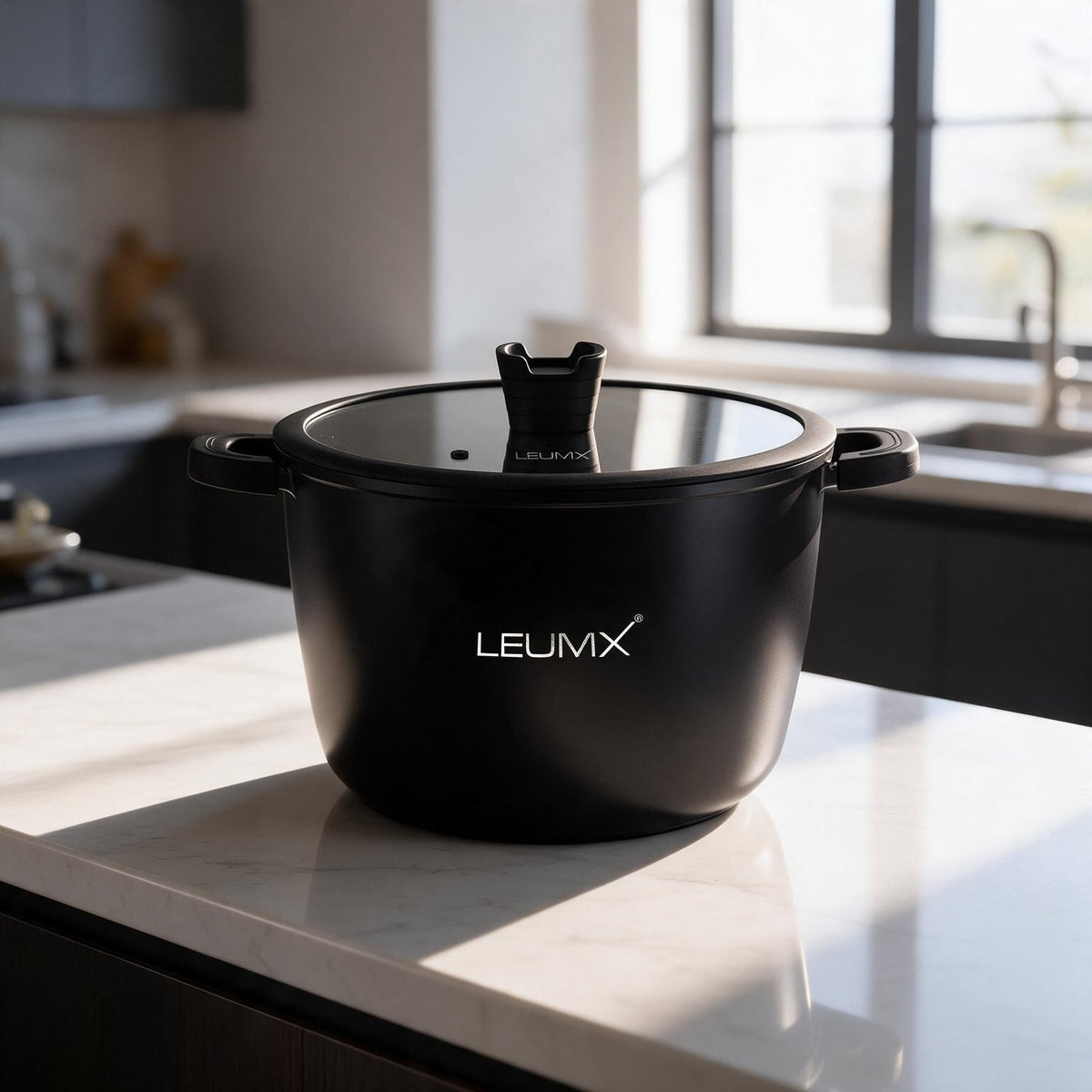 LEUMX Black Marble hoge kookpan op het aanrecht in de keuken