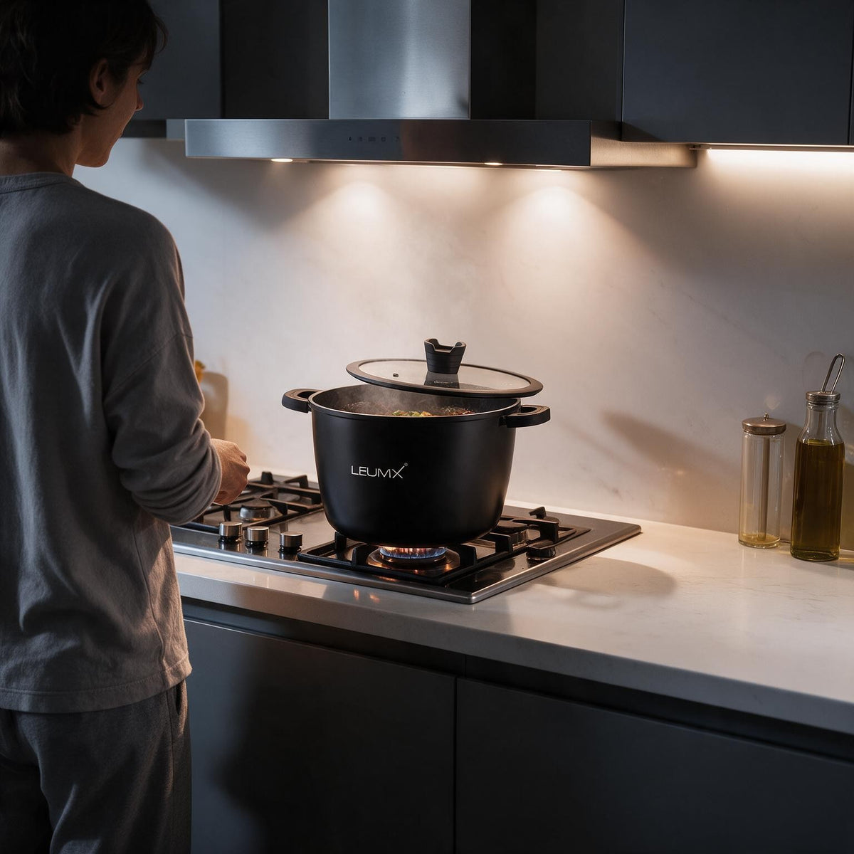 Koken met de LEUMX Black Marble hoge kookpan op het fornuis