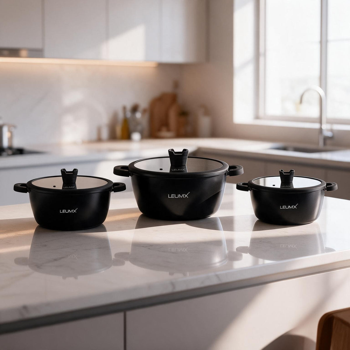 LEUMX Nero braadpannen op het aanrecht in de keuken